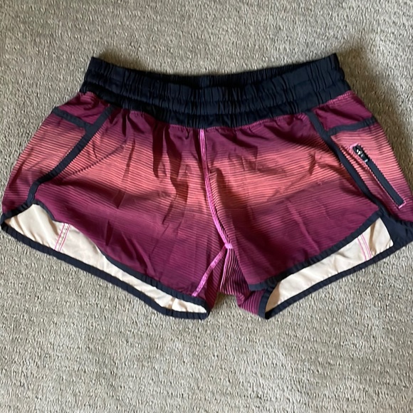 Lululemon Tracker Short Size 8 - Picture 1 of 4